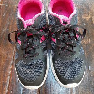 New Balance tennis shoes